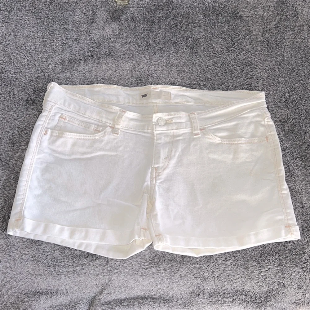 LEVIS SHORTS WHITE SIZE W30 PEACH & CREAM COLORED THREADS ROLLED HEM WHITE LABLE